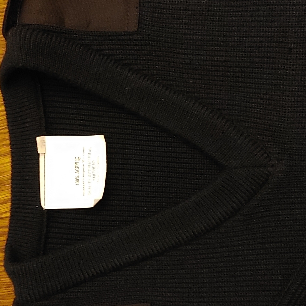 Men's Rib knit 100% Acrylic Pull Over with Epaulet Detail Size Medium